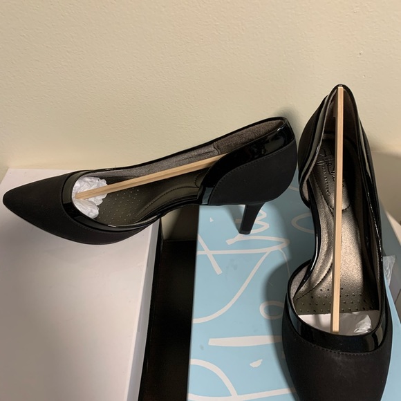 All size 7 or 7.5. Many new, as pictured with boxes. Prices $30 new, $15 used. - Picture 12 of 13